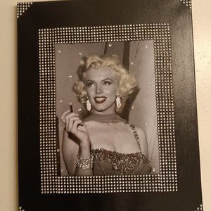 MARILYN MONROE ON BLACK CANVAS SIZE 16x 20
